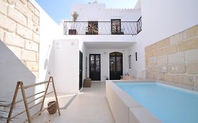 Llonga'S Hostel